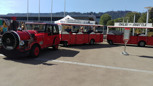 Eisenbahn / roter Zug