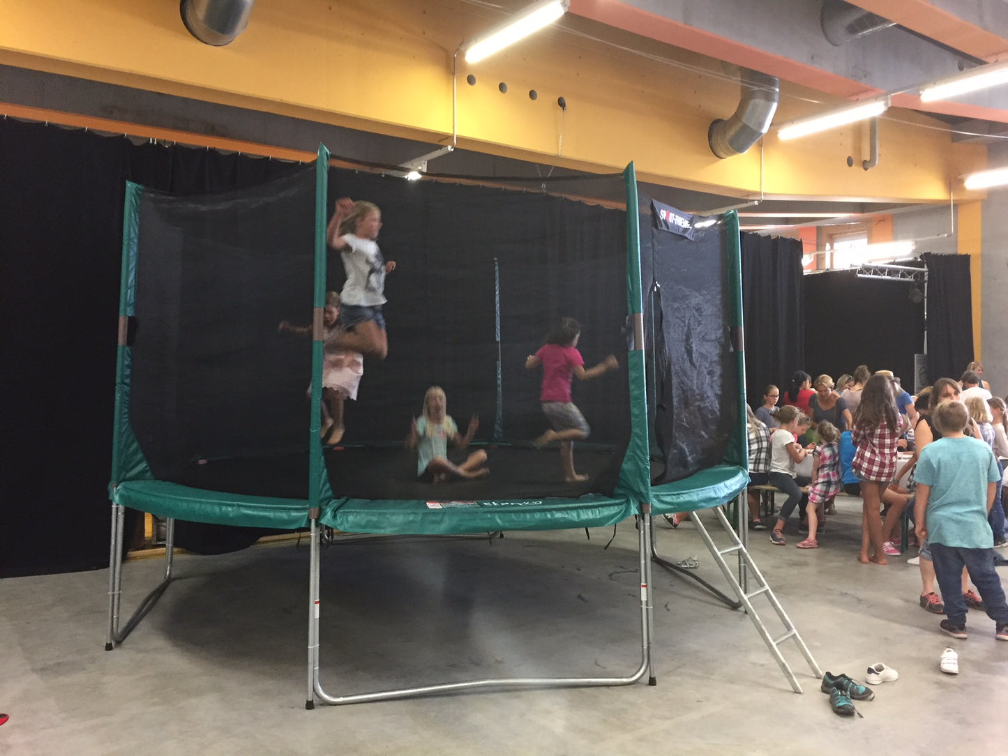 Trampolin gross